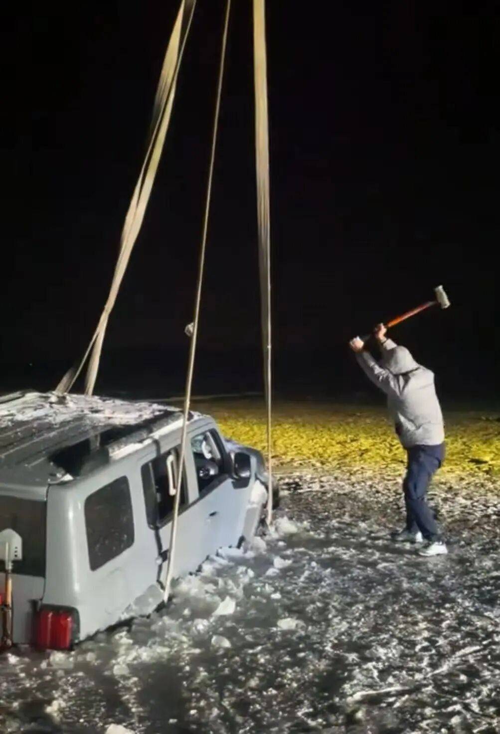 河北一越野车在水库冰面练漂移<strong></p>
<p>虚拟币BKI</strong>,冰层突然破裂,车轮落水被冻6小时,找来吊车深夜将车吊出