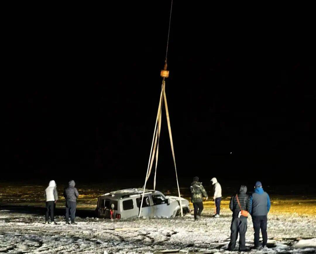 河北一越野车在水库冰面练漂移<strong></p>
<p>虚拟币BKI</strong>,冰层突然破裂,车轮落水被冻6小时,找来吊车深夜将车吊出