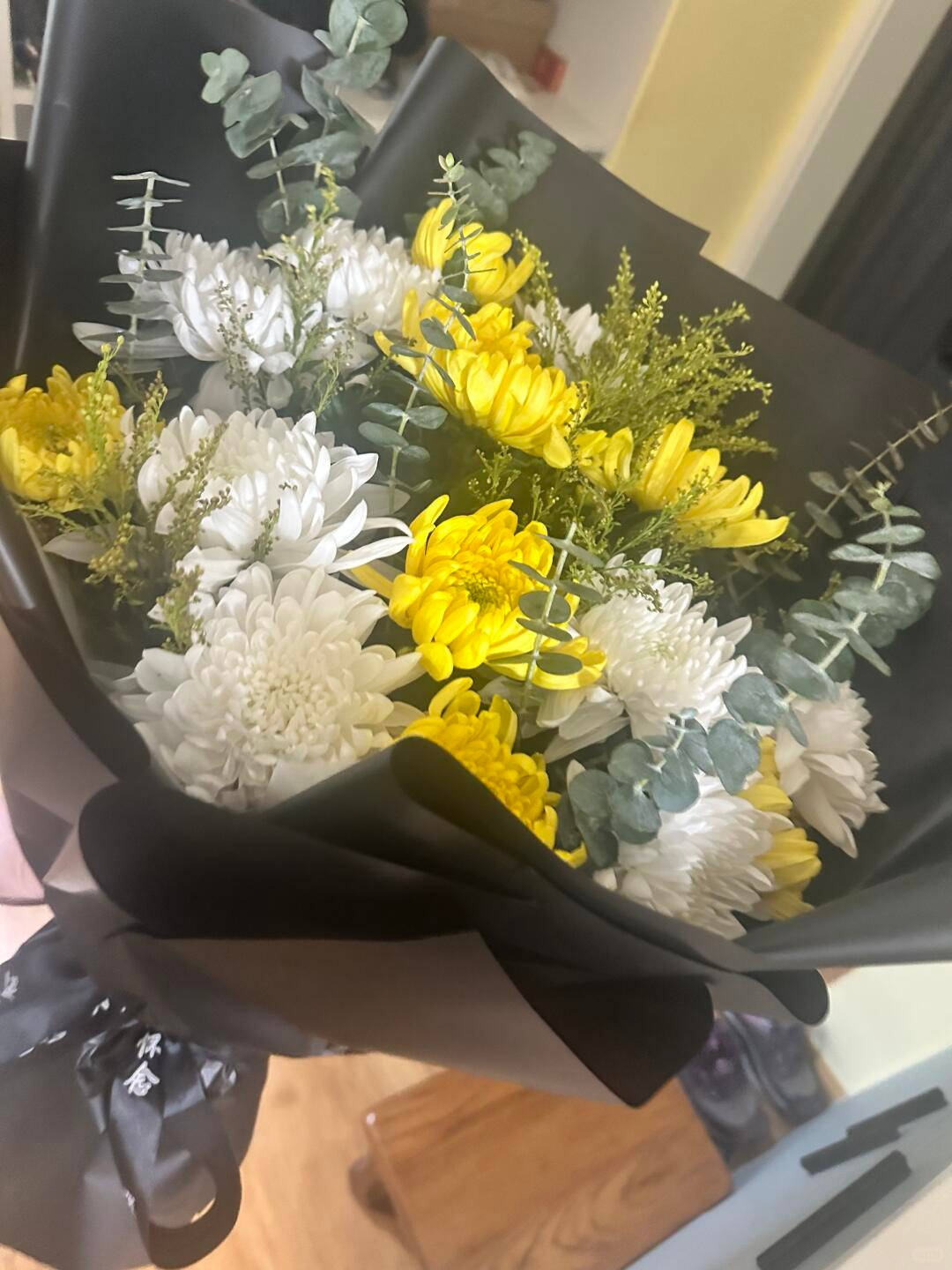 上海高中生买99朵康乃馨为母亲庆生<strong></p>
<p>瑞安炒虚拟币</strong>,却收到菊花写着“缅怀逝者”,店家:骑手送错了