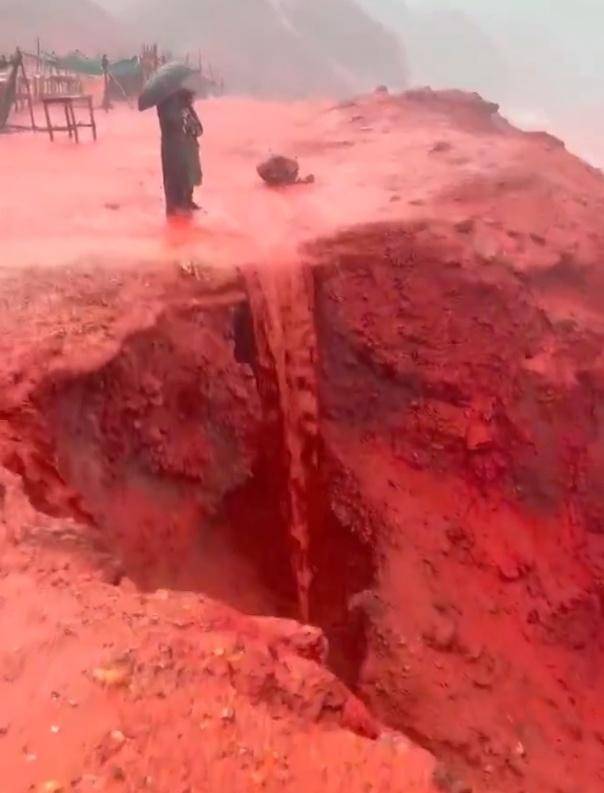 罕见!伊朗霍尔木兹岛遭遇强降雨<strong></p>
<p>虚拟币比赛</strong>,部分海域变成“血色海洋”