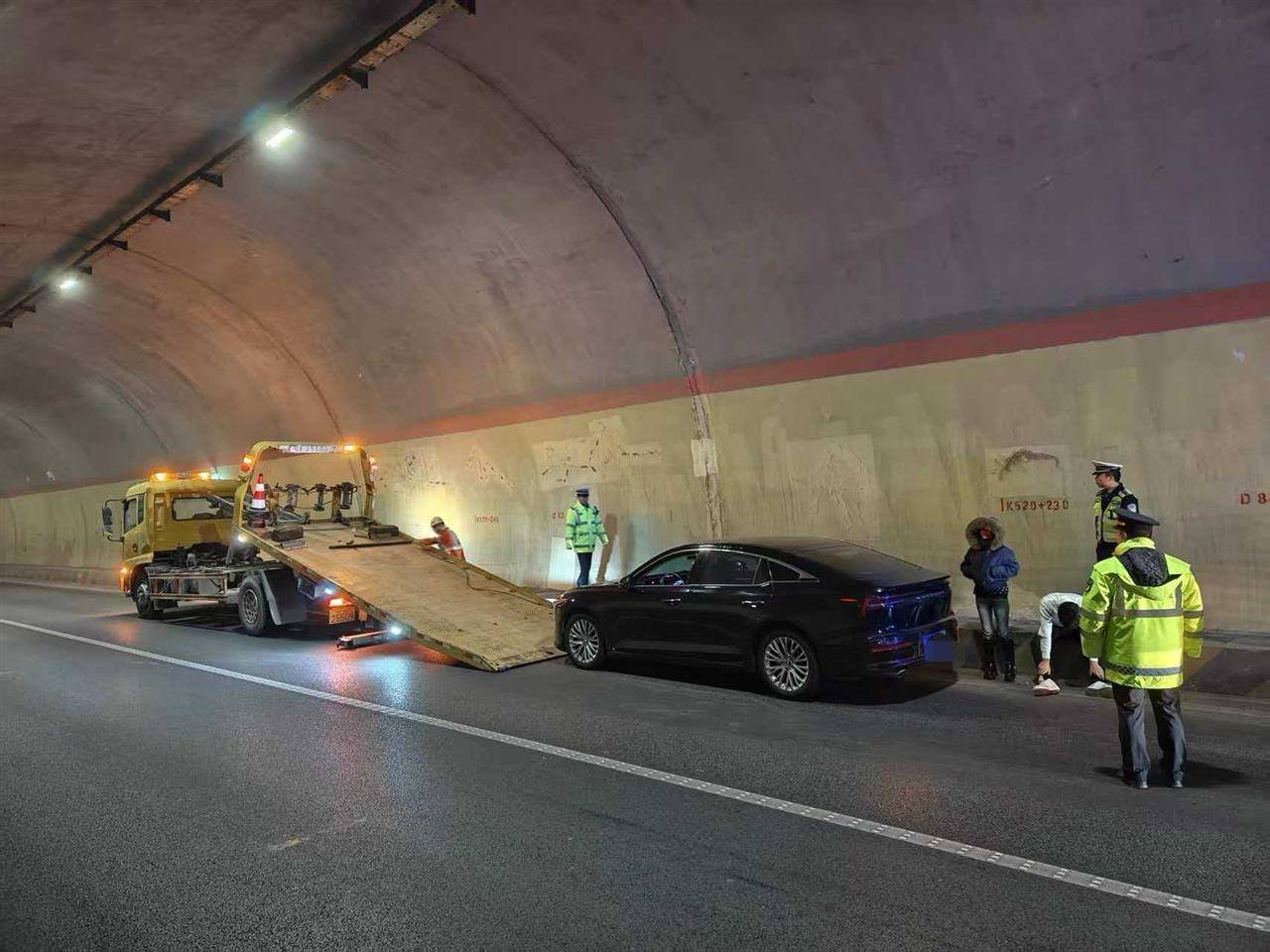 兰海高速一小车定速巡航故障刹车失灵<strong></p>
<p>虚拟币比赛</strong>,时速115狂奔490公里直至燃油耗尽,交警开道、路政压阵成功化险