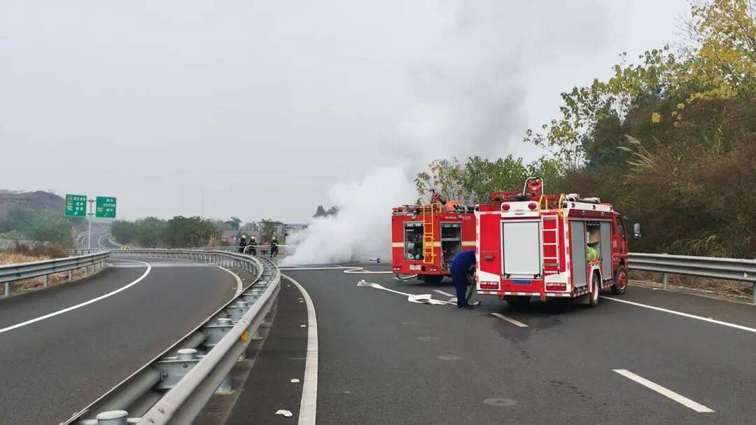 四川高速上一汽车突发自燃!车内两人闻到异味后果断弃车<strong></p>
<p>虚拟币比赛</strong>,成功逃生