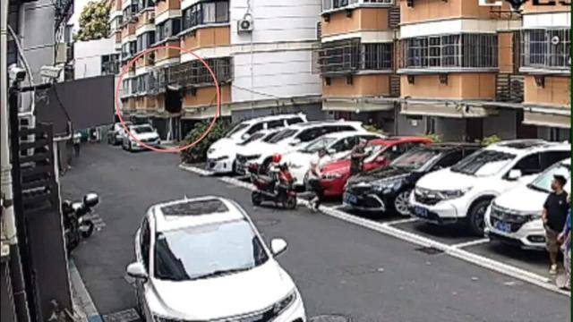 砰!浙江女子刚坐进车里<strong></p>
<p>虚拟币比赛</strong>,一把菜刀砸在眼前,随后剪刀又飞来