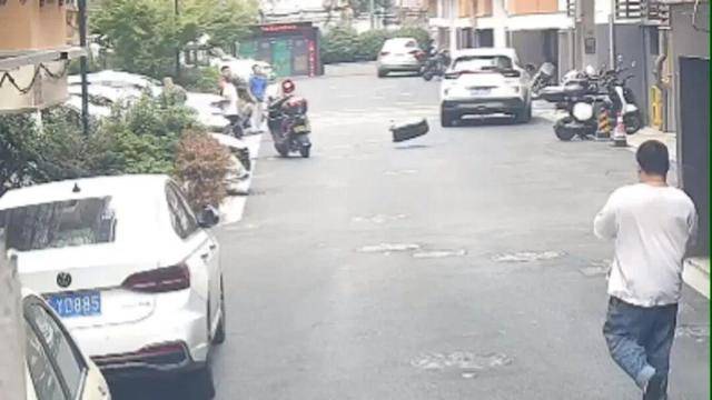 砰!浙江女子刚坐进车里<strong></p>
<p>虚拟币比赛</strong>,一把菜刀砸在眼前,随后剪刀又飞来