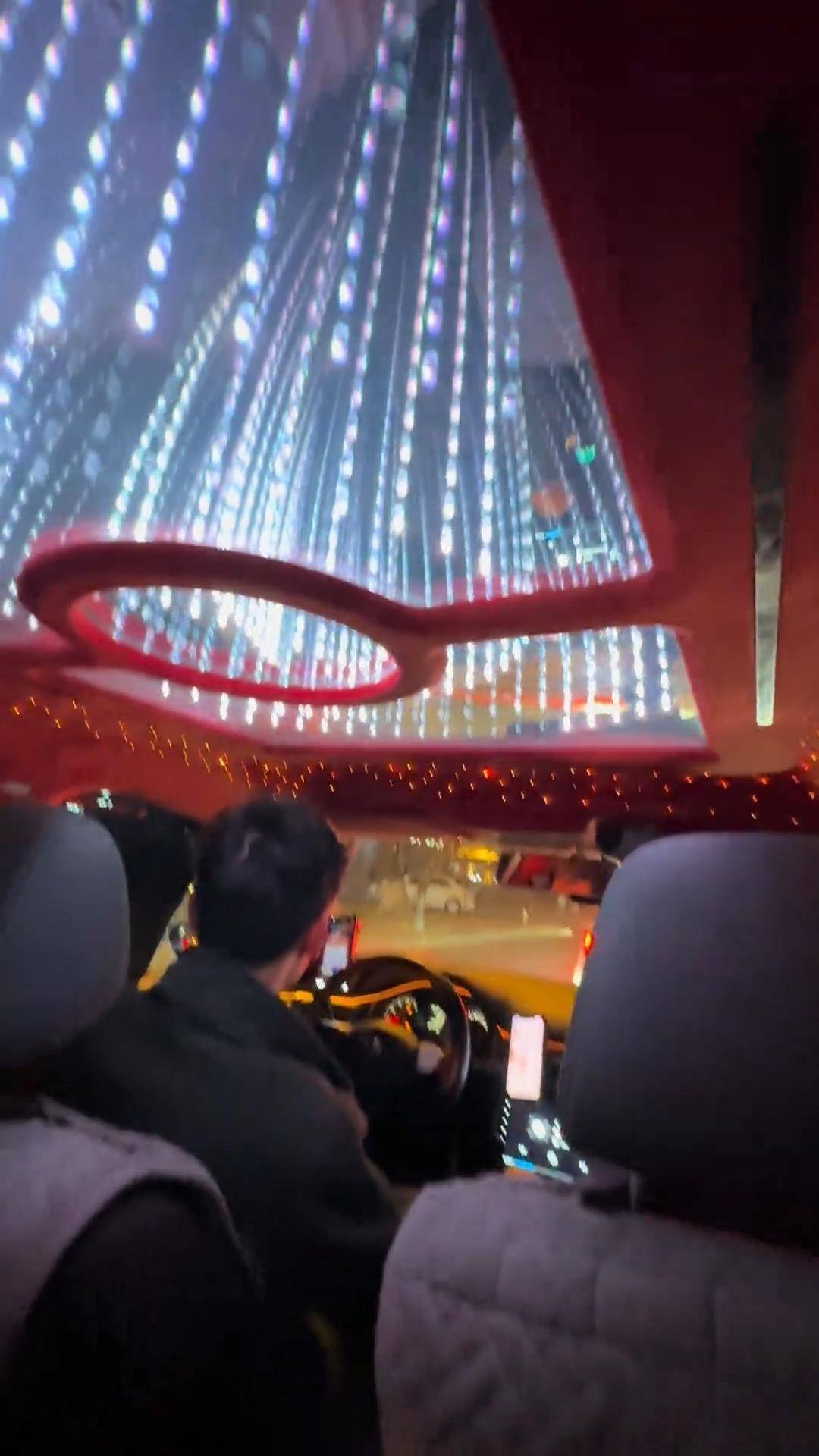 长春一女子打车遇“最炫出租车”,车顶被改装为绚丽星空顶,网友:打车竟然打到了移动KTV