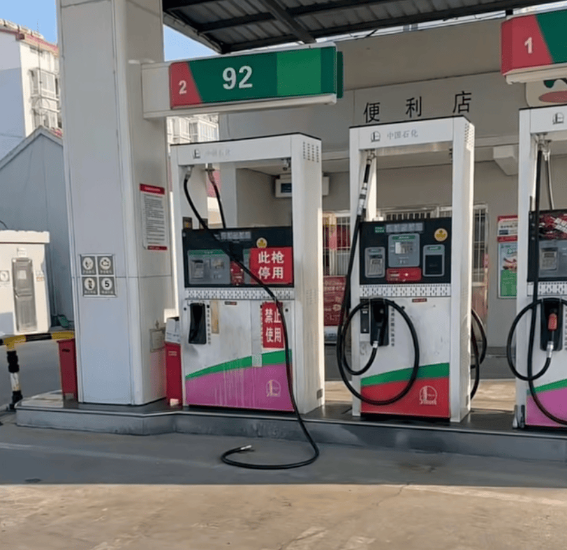 司机加完油未拔油枪驾车离开<strong></p>
<p>从比特币看虚拟货币</strong>,油枪被拉断,加油站:断裂油枪已修复,未要求赔偿