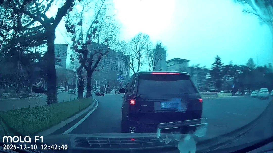 快评丨路虎8次别停奔驰被立为刑案，此前认定多次反转打了谁的脸？