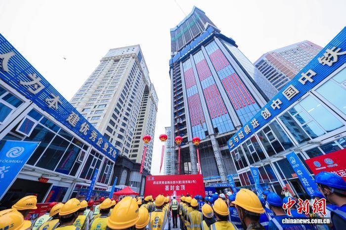 山东青岛:近240米高楼主体封顶 城市沿海再添新地标